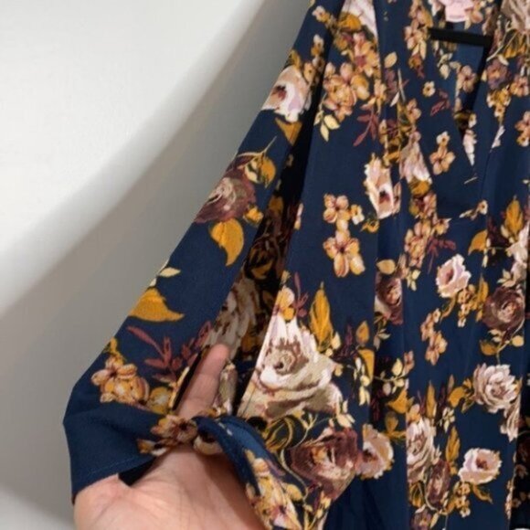 In Every Story... Women Long Sleeve All Over Flower Print Blouse Plus Size 2X - Picture 5 of 12